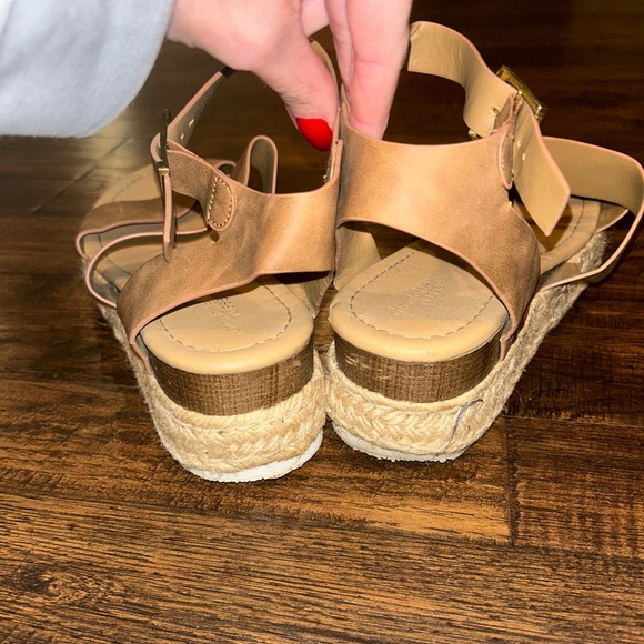 Charlotte Russe brown platform sandals. size 9, hardly worn, some scratches! - Picture 4 of 4